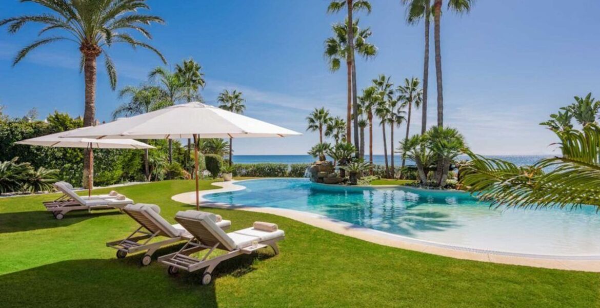 Villa de lujo frente al mar Los Monteros, Marbella