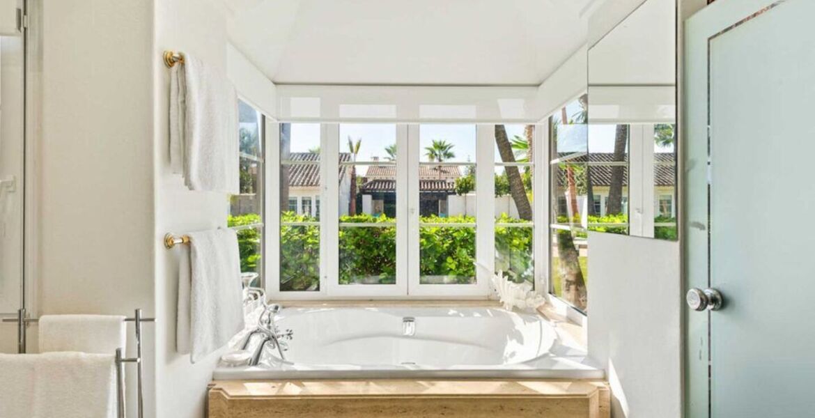Villa de lujo frente al mar Los Monteros, Marbella