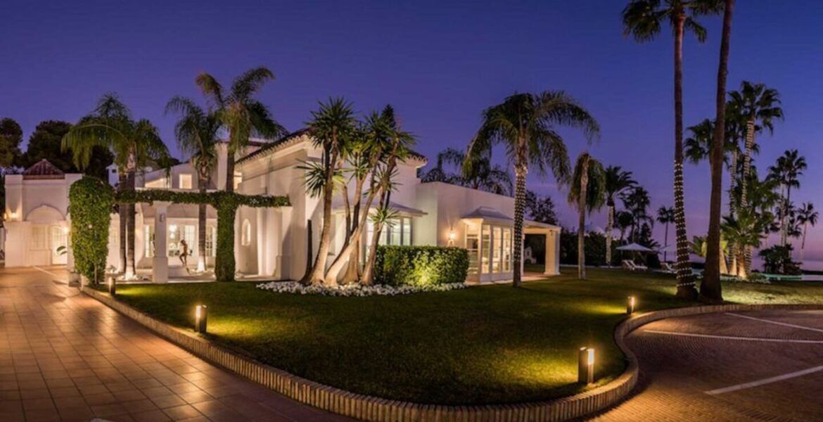 Villa de lujo frente al mar Los Monteros, Marbella