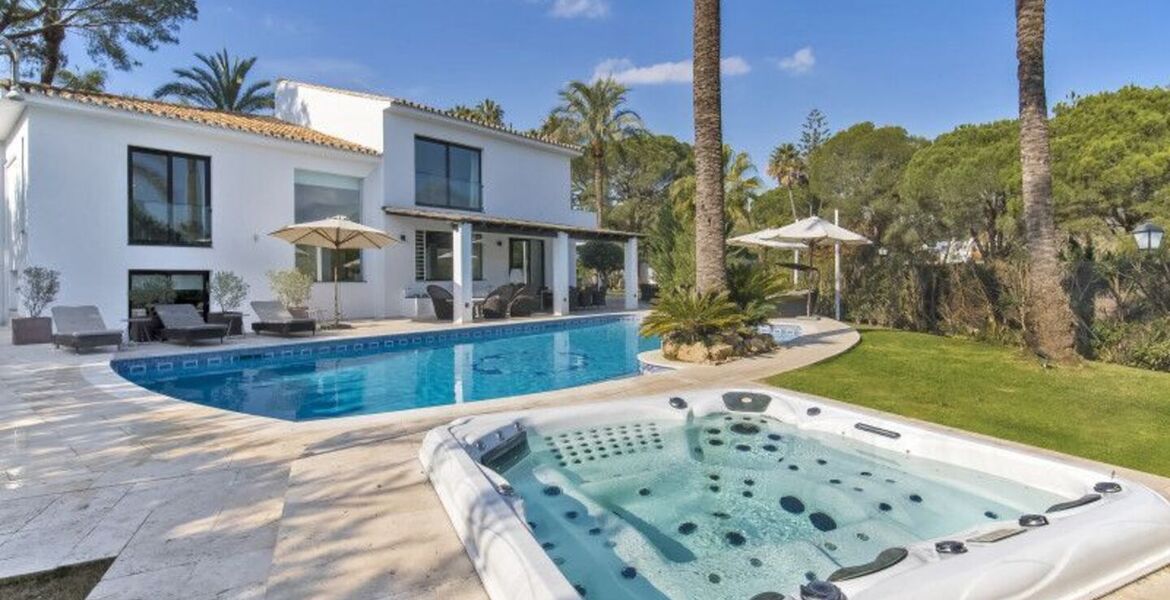 Villa de lujo en Nueva Andalucía con piscina climatizada