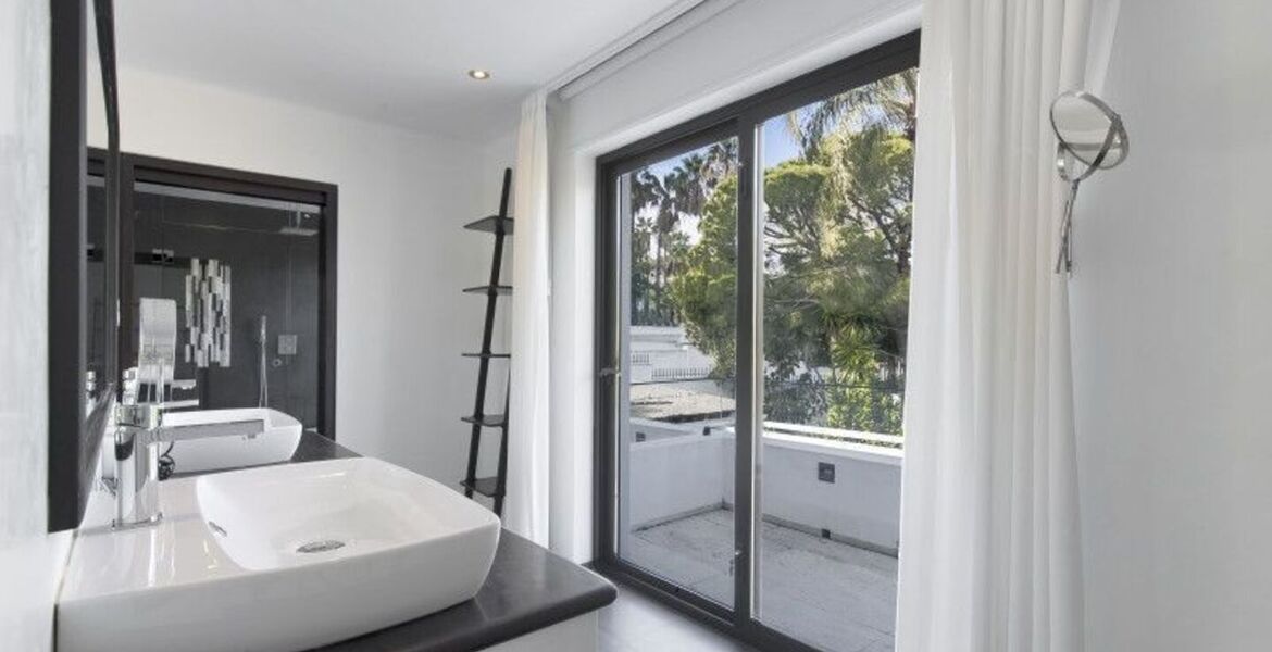 Villa de lujo en Nueva Andalucía con piscina climatizada