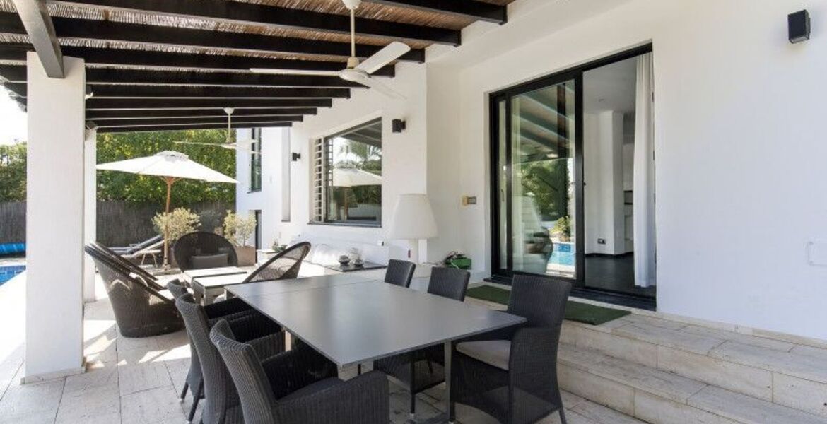 Villa de lujo en Nueva Andalucía con piscina climatizada