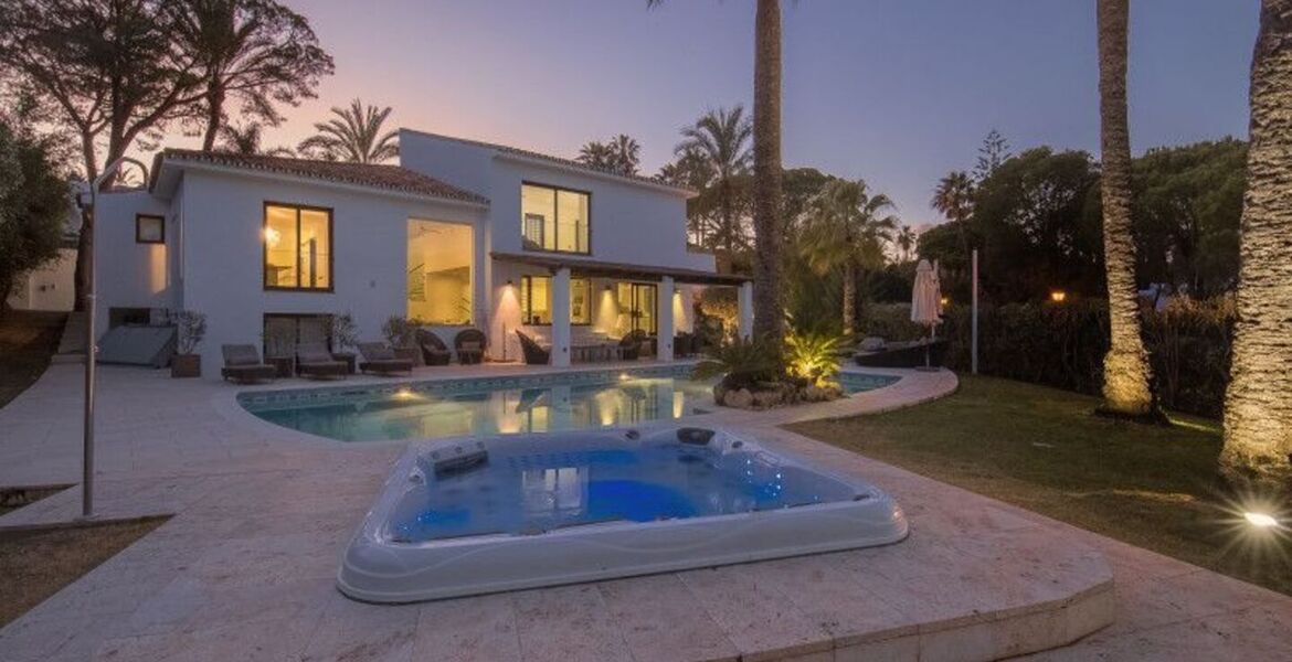 Villa de lujo en Nueva Andalucía con piscina climatizada