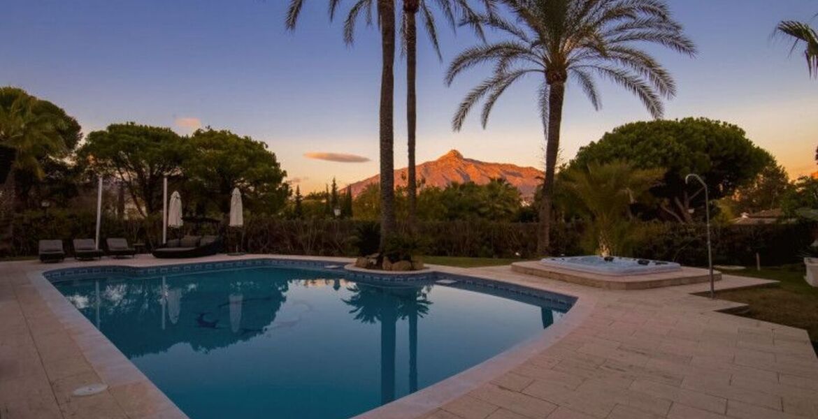 Villa de lujo en Nueva Andalucía con piscina climatizada