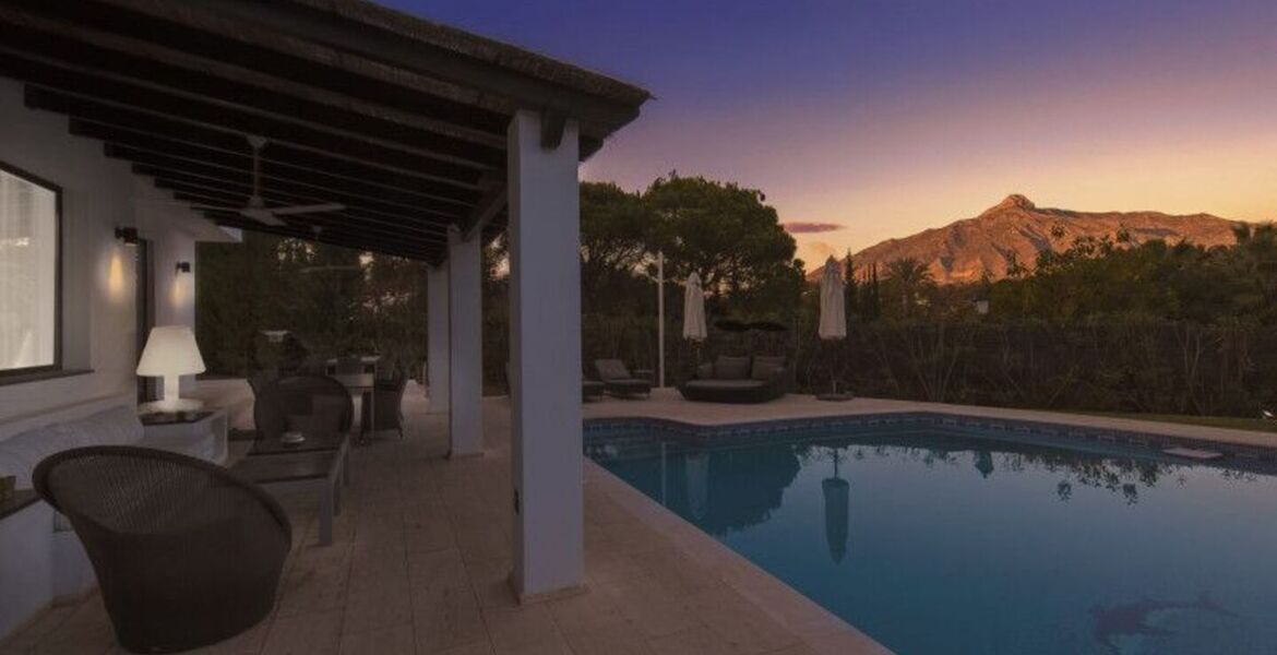 Villa de lujo en Nueva Andalucía con piscina climatizada