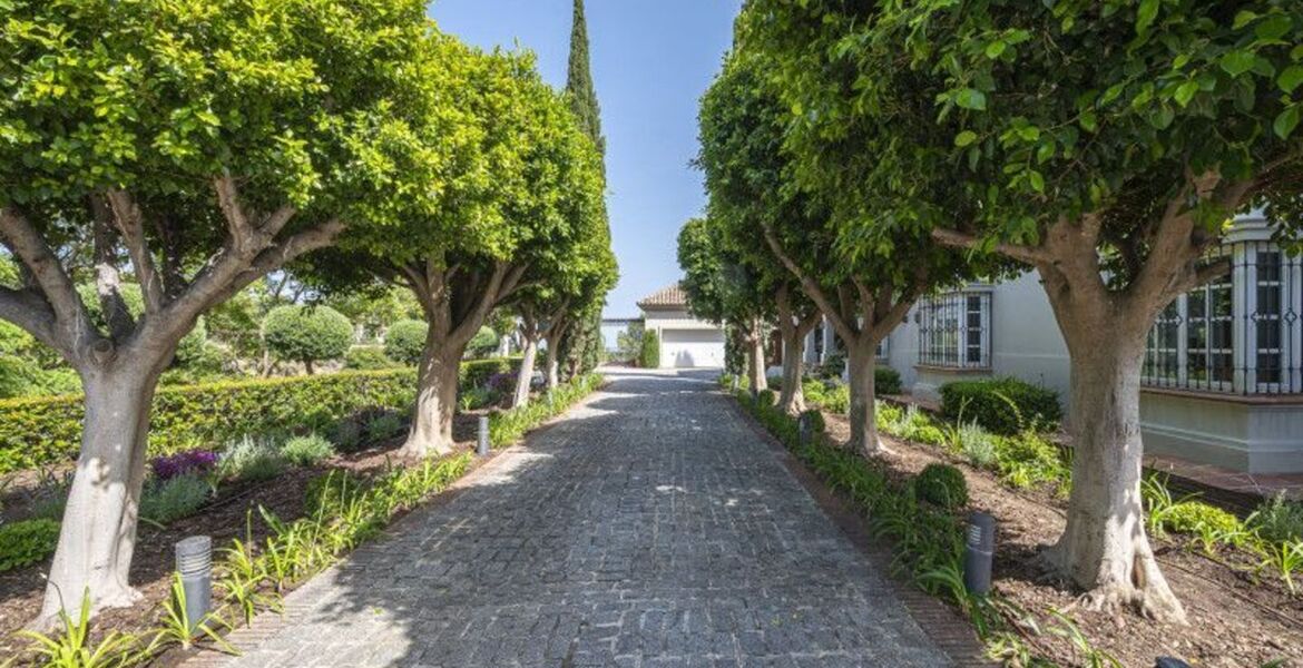 Impresionante villa de estilo rústico en Marbella Hill Club