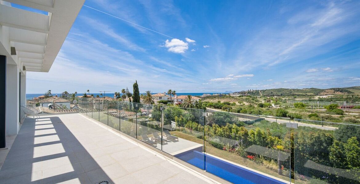 Villa contemporánea en Estepona con piscina infinita