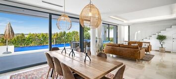 Villa contemporánea en Estepona con piscina infinita