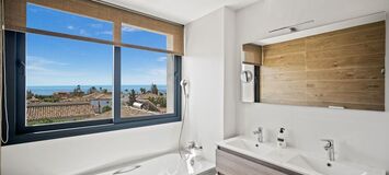 Villa contemporánea en Estepona con piscina infinita