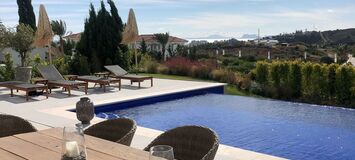Villa contemporánea en Estepona con piscina infinita