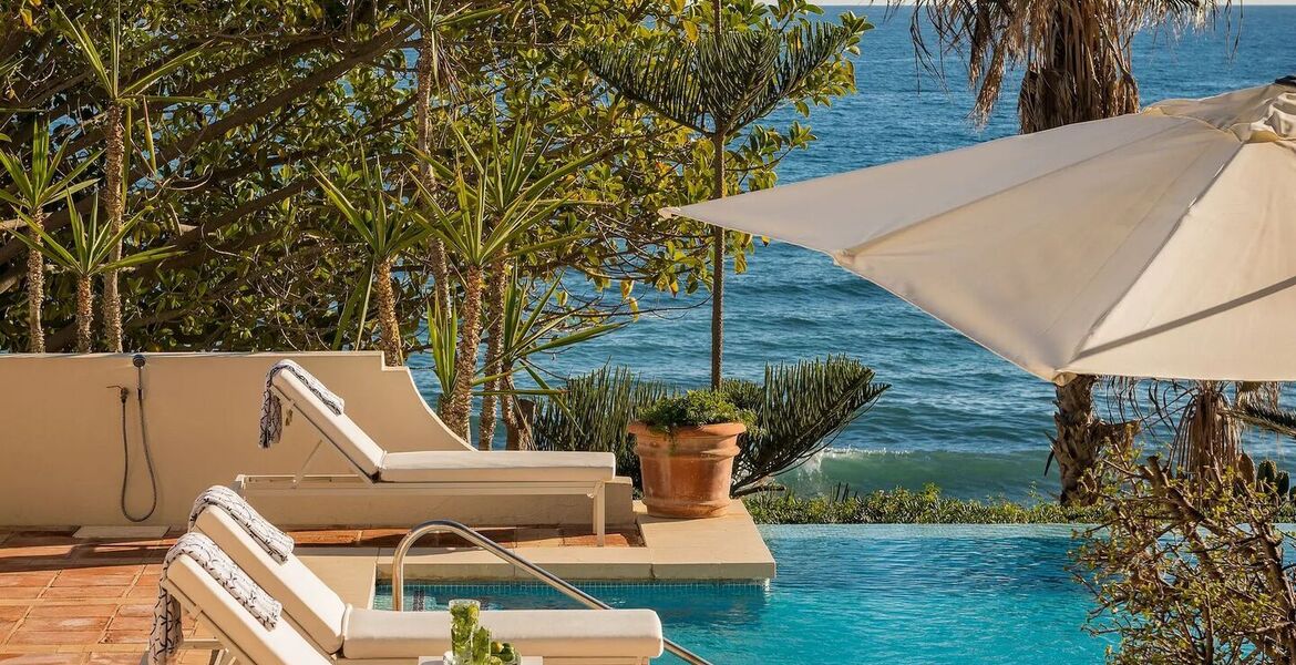 Villa en primera línea de playa en la Milla de Oro Marbella