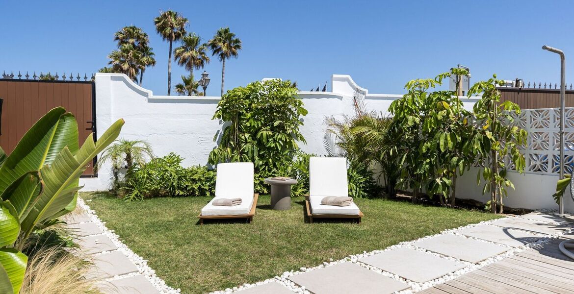 Lujosa Casa Adosada Junto a la Playa en Marbella