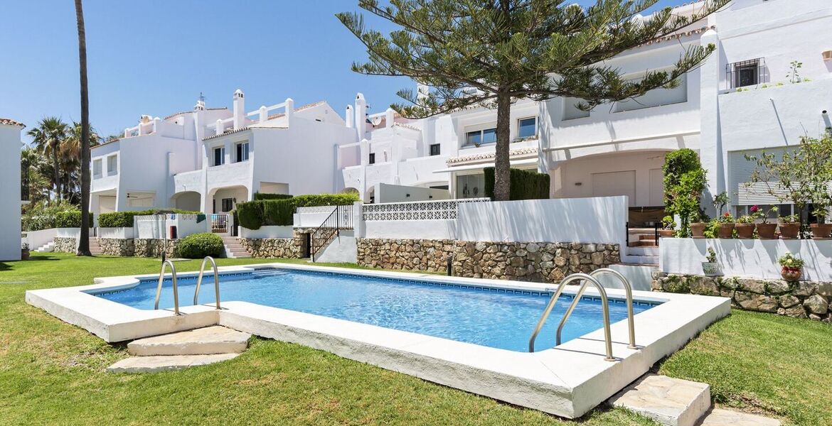 Lujosa Casa Adosada Junto a la Playa en Marbella