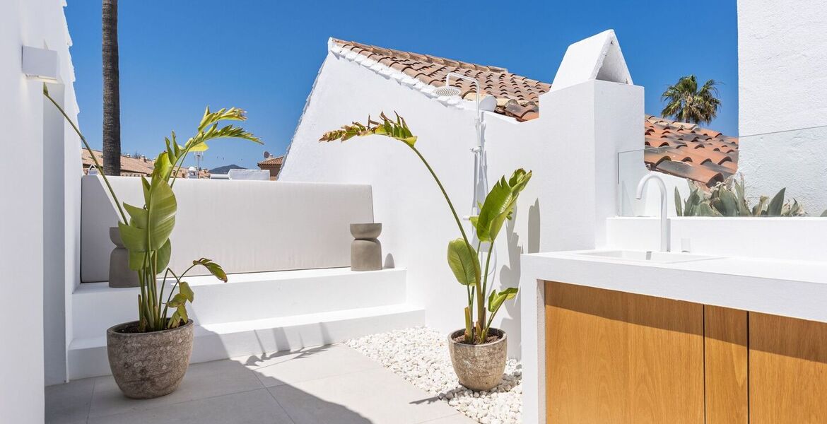 Lujosa Casa Adosada Junto a la Playa en Marbella