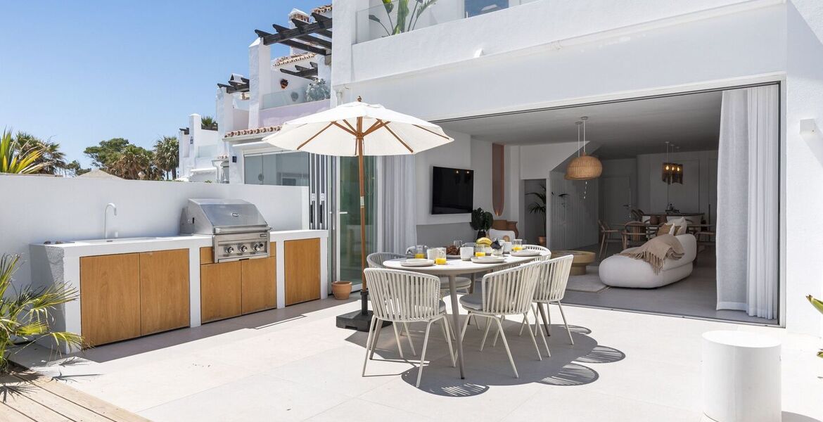 Lujosa Casa Adosada Junto a la Playa en Marbella
