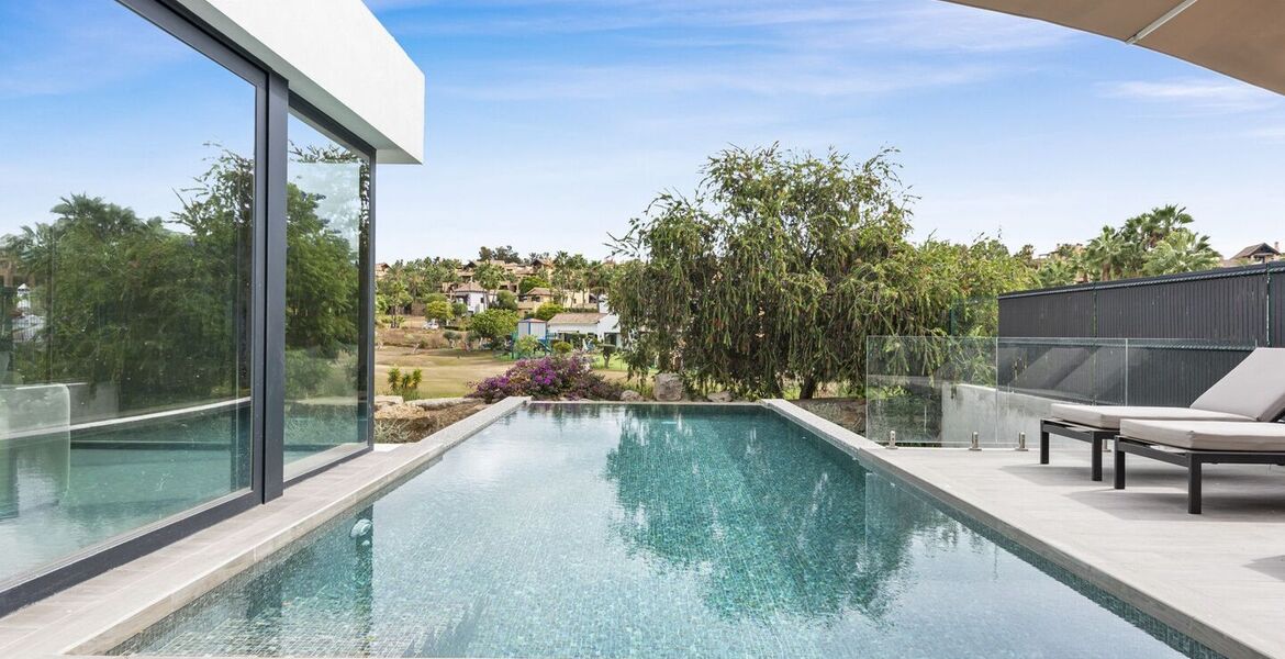 Lujosa Villa en Primera Línea de Golf con Elegancia Moderna