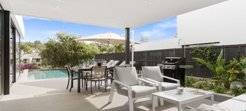 Lujosa Villa en Primera Línea de Golf con Elegancia Moderna
