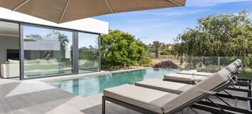 Lujosa Villa en Primera Línea de Golf con Elegancia Moderna