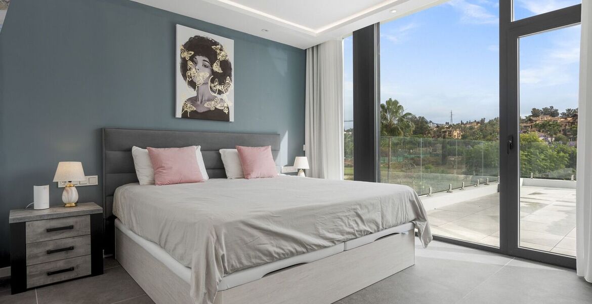 Lujosa Villa en Primera Línea de Golf con Elegancia Moderna