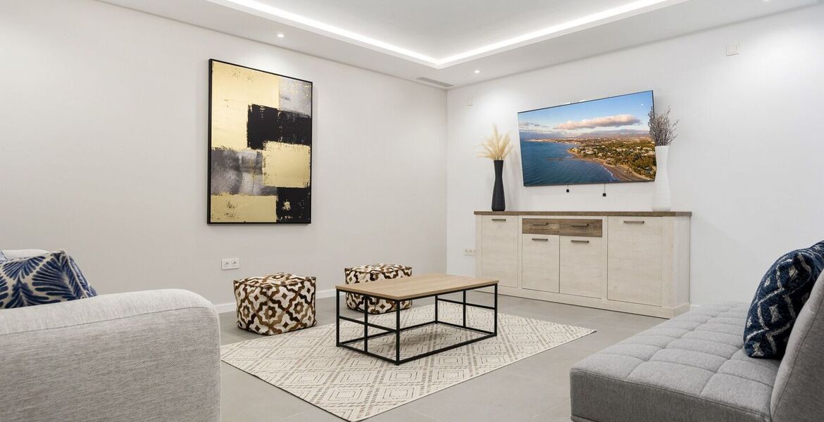Lujosa Villa en Primera Línea de Golf con Elegancia Moderna