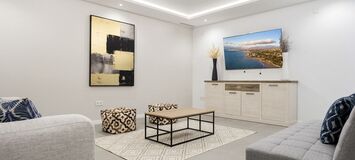 Lujosa Villa en Primera Línea de Golf con Elegancia Moderna
