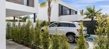 Lujosa Villa en Primera Línea de Golf con Elegancia Moderna
