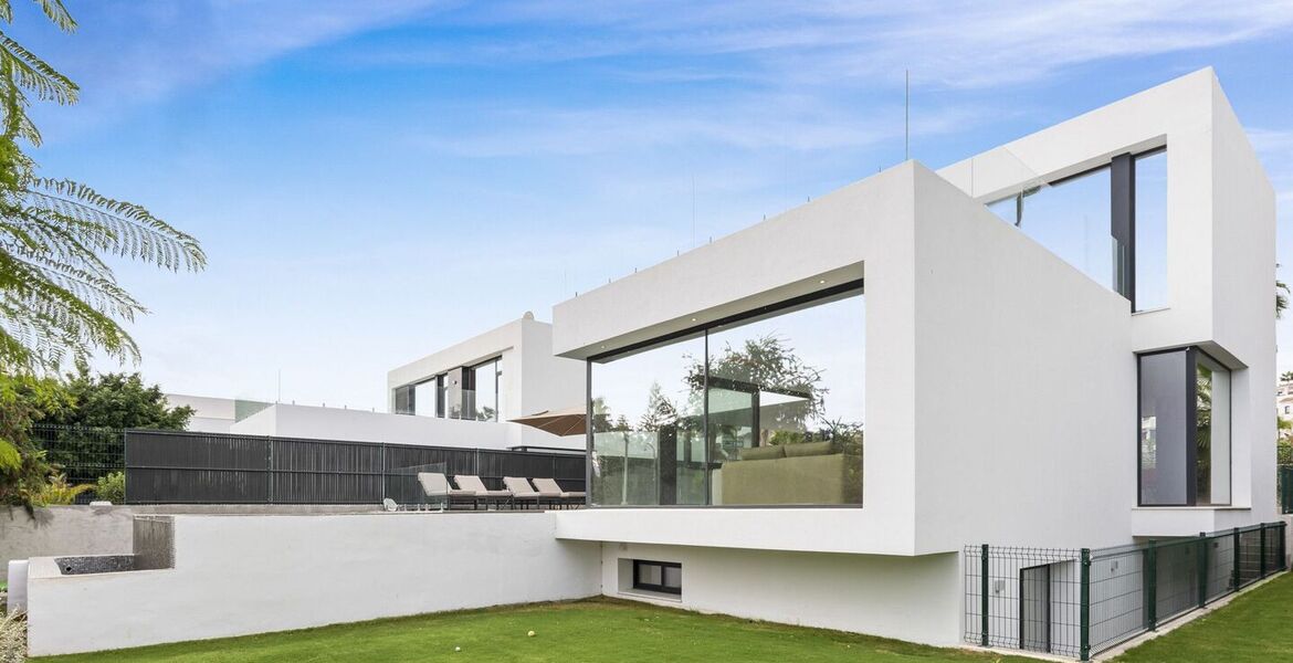 Lujosa Villa en Primera Línea de Golf con Elegancia Moderna