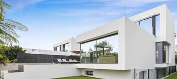 Lujosa Villa en Primera Línea de Golf con Elegancia Moderna