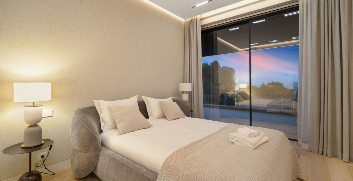 Villa de Lujo con Vistas al Mar y la Montaña