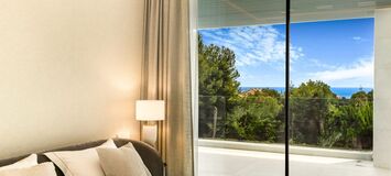 Villa de Lujo con Vistas al Mar y la Montaña