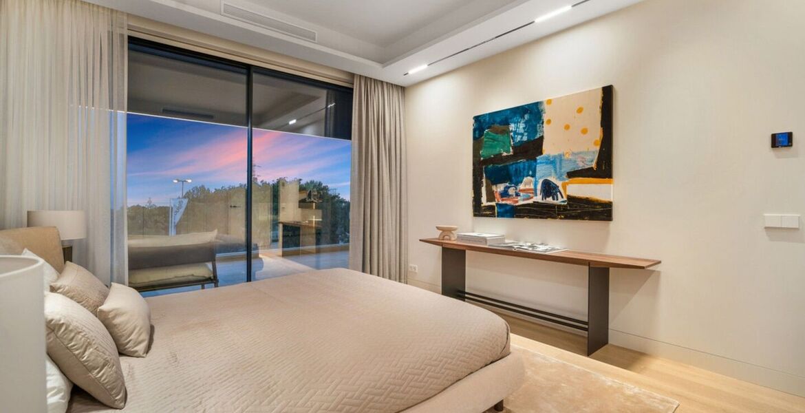 Villa de Lujo con Vistas al Mar y la Montaña