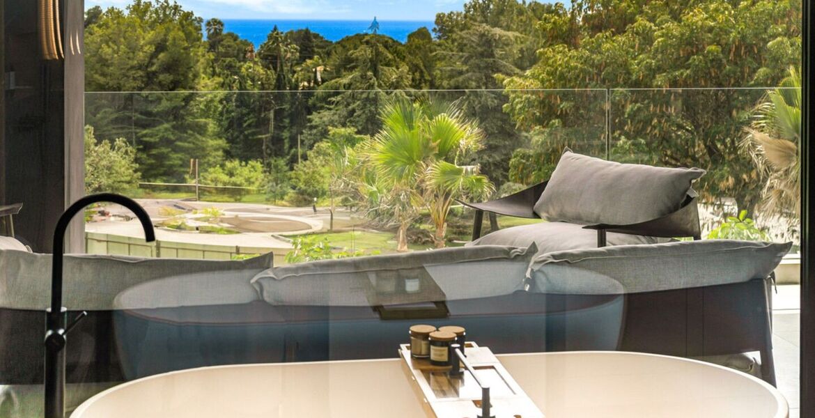Villa de Lujo con Vistas al Mar y la Montaña