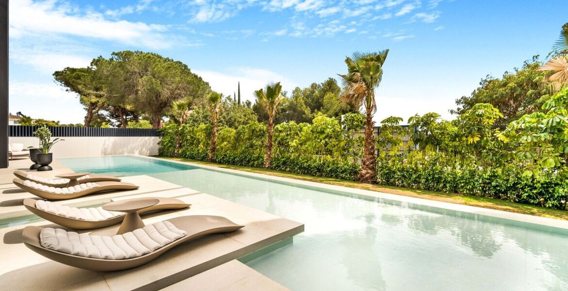 Villa de Lujo con Vistas al Mar y la Montaña