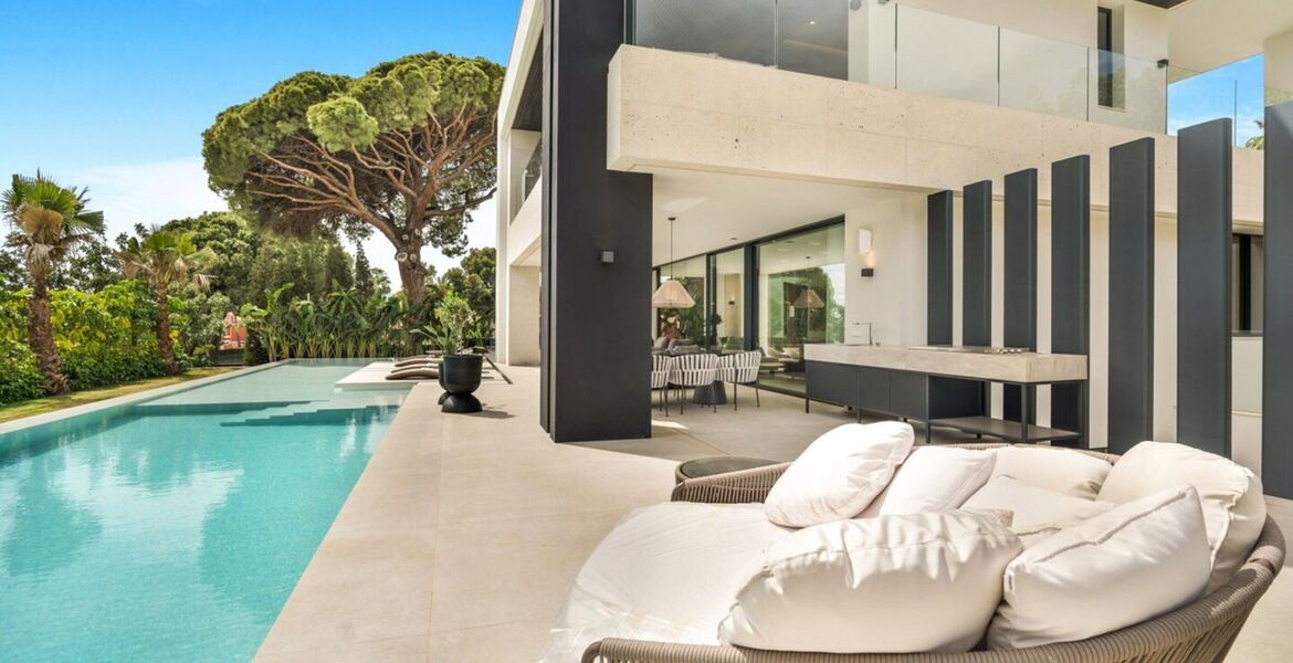 Villa de Lujo con Vistas al Mar y la Montaña
