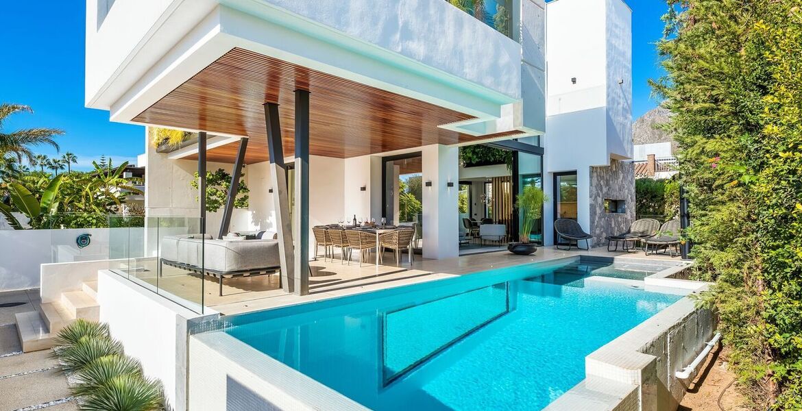 Elegante Villa a Pasos de la Playa en la Milla de Oro