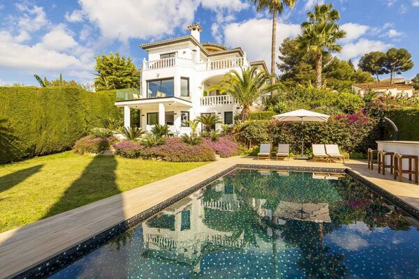 Luxurious Villa with Stunning Views in Estepona