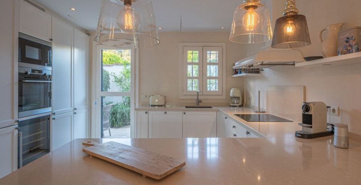 Apartamento bajo de dos dormitorios en alquiler en Marbella