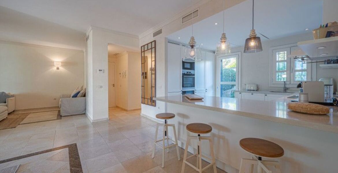 Apartamento bajo de dos dormitorios en alquiler en Marbella