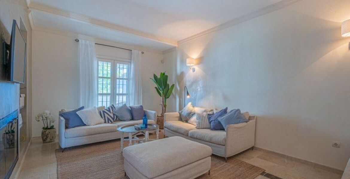 Apartamento bajo de dos dormitorios en alquiler en Marbella