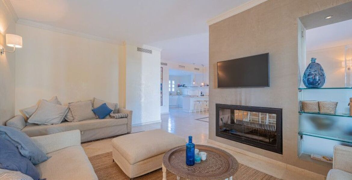 Apartamento bajo de dos dormitorios en alquiler en Marbella