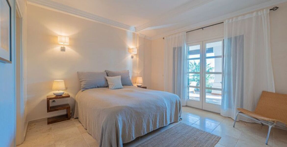Apartamento bajo de dos dormitorios en alquiler en Marbella