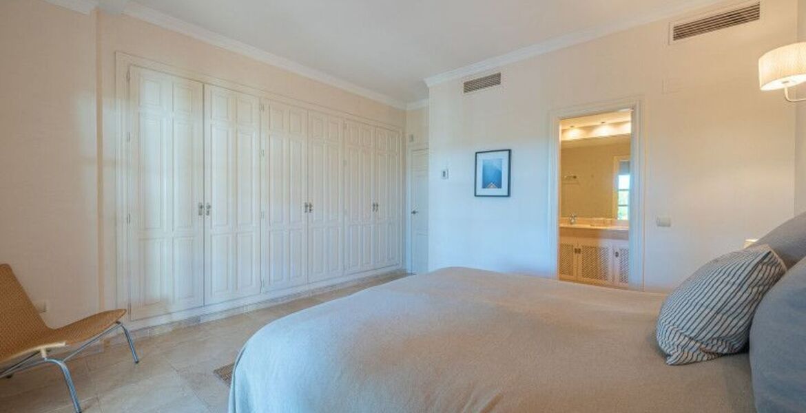 Apartamento bajo de dos dormitorios en alquiler en Marbella