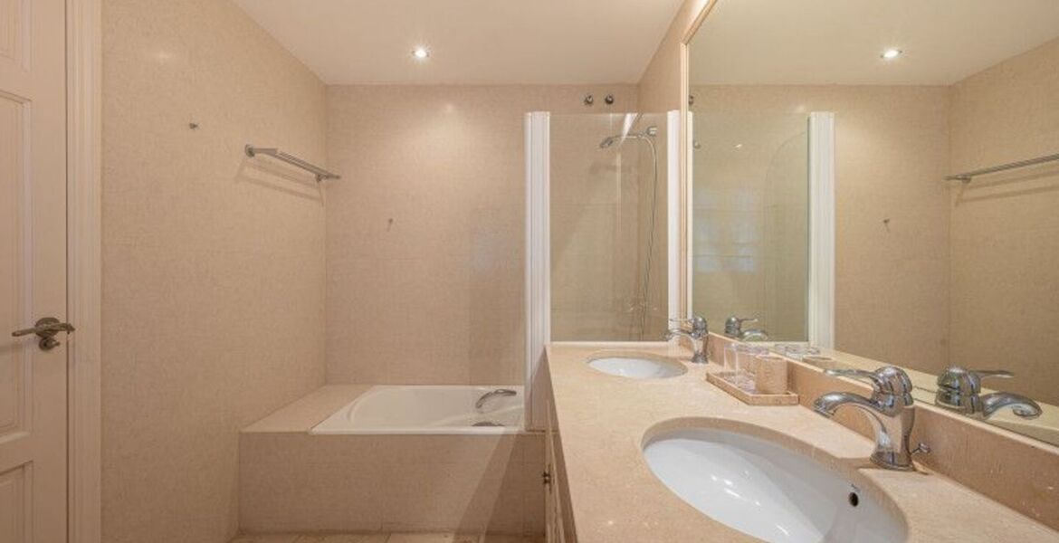 Apartamento bajo de dos dormitorios en alquiler en Marbella