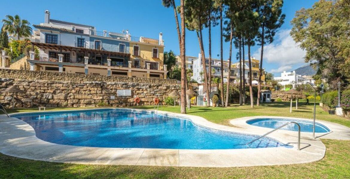 Apartamento bajo de dos dormitorios en alquiler en Marbella