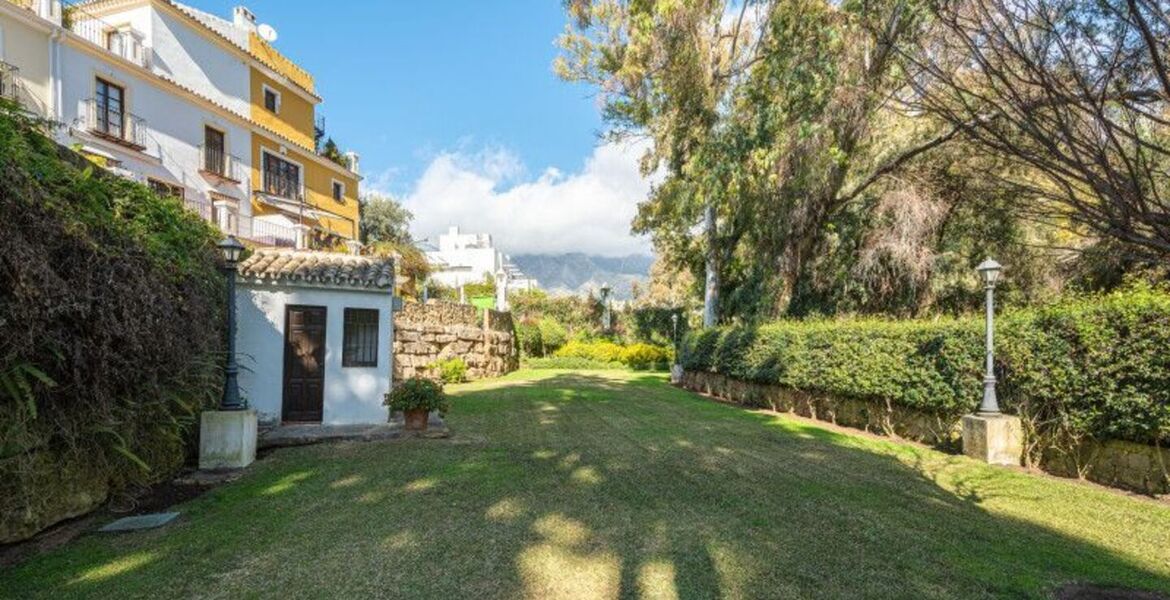 Apartamento bajo de dos dormitorios en alquiler en Marbella
