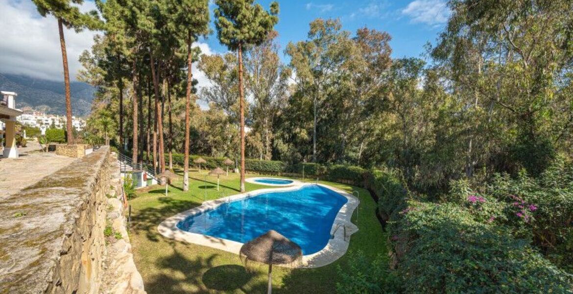 Apartamento bajo de dos dormitorios en alquiler en Marbella